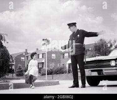 ANNI '60 SORRIDENTE UFFICIALE DI POLIZIA UOMO CHE FERMA IL TRAFFICO DI AUTO PER LASCIARE LA BAMBINA SCUOLA PORTANDO BORSA LIBRO IN MODO SICURO ATTRAVERSARE SUBURBAN STREET - P6950 HAR001 HARS AUTO 1 POLIZIOTTO COMUNICAZIONE GIOVANILE SERVIRE VEICOLO SICUREZZA PUBBLICO PIACERE GIOIA STILE DI VITA FEMMINE COPIA SPAZIO FULL-LENGTH PERSONE AUTO CURA MASCHI RISCHIO ORDINE UFFICIALE FIDUCIA TRASPORTO B&W COP GRANDANGOLO PROTEGGERE ALLEGRO AVVENTURA PROTEZIONE FORZA E AUTOS FORTE ORGOGLIO PER LE OCCUPAZIONI DI AUTORITÀ SORRISI UNIFORMI AUTOMOBILI CONCETTUALI GIOIOSI VEICOLI DI ARRESTO LASCIARE POLIZIOTTI UFFICIALI DI POLIZIA AFFRONTARE LA CRESCITA GIOVANILE METÀ-ADULTO MEDIO-ADULTO BADGE UOMO Foto Stock