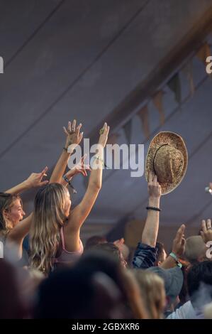 Wilderness Festival, Oxfordshire, Regno Unito. 5 agosto 2021. I festaioli godono del Wilderness Festival nonostante la pioggia, mentre l'evento inizia il suo decimo anno. E 'stato rinviato nel 2020 a causa di Covid, ma è stato in grado di Passi pure nel 2021 con rigorosi test in atto. Credit: Andrew Walmsley/Alamy Live News Foto Stock