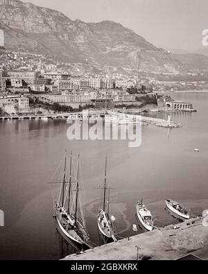 BARCHE A VELA E A MOTORE DI LUSSO NEL BACINO DELLA CONDAMINE HARBOUR MONTE CARLO MONACO - R15547 RGE001 HARS VECCHIO STILE Foto Stock