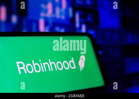 In questa illustrazione fotografica viene visualizzato il logo Robinhood Markets sullo smartphone. Foto Stock