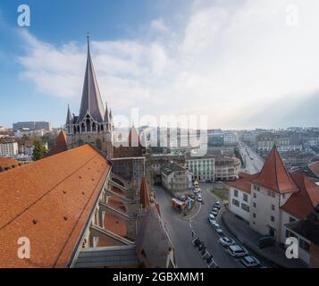 Vista aerea di Losanna e della Cattedrale di Losanna - Losanna, Svizzera Foto Stock