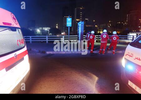 Beirut, Libano. 04 agosto 2021. Scontri tra manifestanti e soldati al Parlamento libanese a Beirut, Libano, il 4 agosto 2021. (ELISA Gestri/Sipa USA) Credit: Sipa USA/Alamy Live News Foto Stock