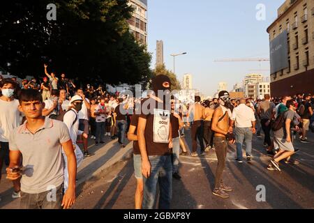 Beirut, Libano. 04 agosto 2021. Scontri tra manifestanti e soldati al Parlamento libanese a Beirut, Libano, il 4 agosto 2021. (ELISA Gestri/Sipa USA) Credit: Sipa USA/Alamy Live News Foto Stock