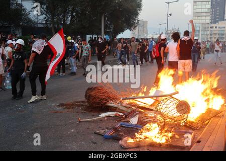 Beirut, Libano. 04 agosto 2021. Scontri tra manifestanti e soldati al Parlamento libanese a Beirut, Libano, il 4 agosto 2021. (ELISA Gestri/Sipa USA) Credit: Sipa USA/Alamy Live News Foto Stock