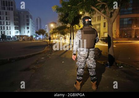 Beirut, Libano. 04 agosto 2021. Scontri tra manifestanti e soldati al Parlamento libanese a Beirut, Libano, il 4 agosto 2021. (ELISA Gestri/Sipa USA) Credit: Sipa USA/Alamy Live News Foto Stock