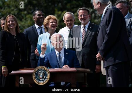 Washington, Stati Uniti. 05 agosto 2021. Il presidente Joe Biden firma un ordine esecutivo sui veicoli elettrici sul prato meridionale della Casa Bianca a Washington, DC, giovedì 5 agosto 2021. Il presidente Biden ha annunciato un piano per ripristinare le normative sul tubo di scarico nel tentativo di incoraggiare gli americani a passare dalle auto a benzina e dai camion ai veicoli elettrici. Photo by Sarah Silbiger/Pool/Sipa USA Credit: Sipa USA/Alamy Live News Foto Stock