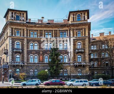 Budapest, Ungheria, marzo 2020, edificio in piazza Kodly korond formando un cerchio completo all'intersezione di Andrassy Avenue e Felserdsor utca Foto Stock