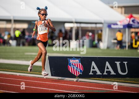 Texas, Stati Uniti. 5 agosto 2021: Melodi Ashford compete durante la divisione Girls 1500 Meter Run di nove anni nei Giochi Olimpici Junior dell'AAU 2021 al George Turner Stadium di Houston, Texas. James/CSM Credit: CAL Sport Media/Alamy Live News Foto Stock