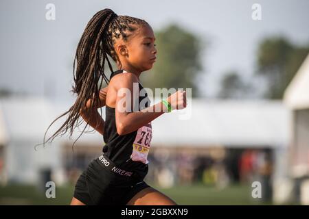 Texas, Stati Uniti. 5 agosto 2021: Jada Boydstun compete durante la divisione di 8-U di 1500 metri di corsa delle ragazze nei Giochi Olimpici Junior di AAU 2021 al George Turner Stadium a Houston, Texas. James/CSM Credit: CAL Sport Media/Alamy Live News Foto Stock