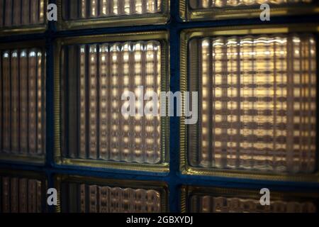 Vetro piastrellato nell'edificio. Il vetro spesso non consente il passaggio di molta luce. Finestra con doppi vetri per l'isolamento dal rumore e dai raggi solari. Foto Stock