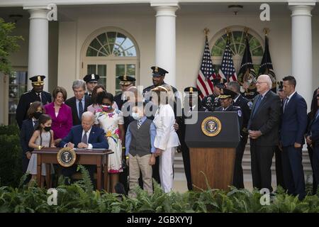 Washington, Stati Uniti. 05 agosto 2021. Il Presidente Joe Biden, circondato dal Presidente della Camera degli Stati Uniti Nancy Pelosi (D-CA), membri della polizia del Campidoglio degli Stati Uniti e le loro famiglie, firma H.R. 3325 in legge nel Giardino delle Rose della Casa Bianca a Washington, DC, il giovedì 5 agosto 2021. L'atto assegnerà quattro medaglie d'oro del Congresso alla polizia del Campidoglio degli Stati Uniti e a coloro che hanno protetto il Campidoglio degli Stati Uniti il 6 gennaio. Foto di Sarah Silbiger/UPI Credit: UPI/Alamy Live News Foto Stock