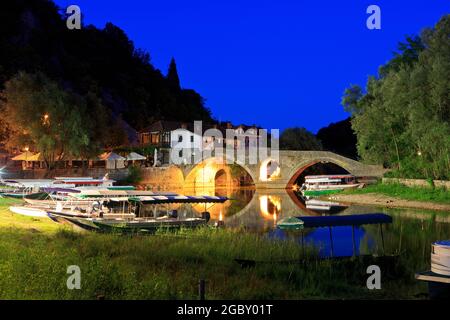 Vecchio ponte di pietra a Sindon, Montenegro al Parco Nazionale del Lago Skadar Foto Stock