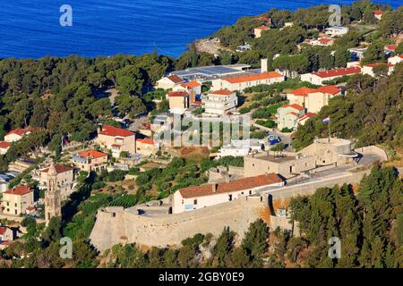 Vista panoramica da Fort Napoleon attraverso il Forte veneziano, noto anche come il Forte spagnolo di Hvar (contea di Spalato), Croazia Foto Stock