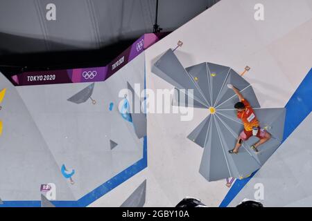 Tokyo, Giappone. 05 agosto 2021. Lo spagnolo'ｓ Alberto Gines Lopez compete nella finale di Bouldering durante le Olimpiadi di Tokyo l'arrampicata sportiva maschile presso l'Aomi Urban Sports Park di Tokyo, Giappone, giovedì 5 agosto 2021. Foto di Keizo Mori/UPI Credit: UPI/Alamy Live News Foto Stock