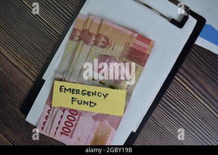 Fondo di emergenza scrivere su note appiccicose isolate su tavolo di legno. Foto Stock