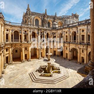 Tomar, Portogallo - 3 giugno 2021: Vista, dall'ultimo piano, del chiostro principale del Convento de Cristo di Tomar, Portogallo, in una giornata di sole. Foto Stock