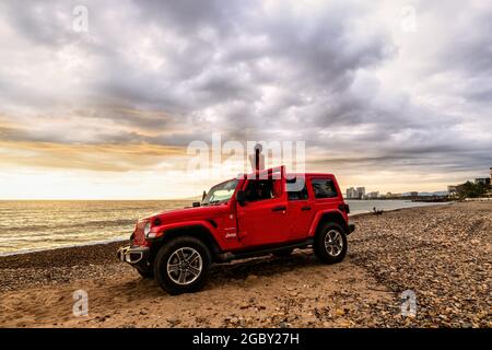 PuertoVallarta, Jalisco, Messico - 07 27 20 : la Jeep Wrangler 2019 Unlimited Sahara off-Road con l'oceano e il paesaggio urbano sullo sfondo Foto Stock