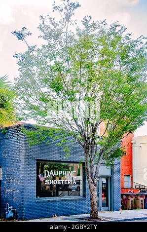 La Shoeteria Dauphin è raffigurata, 1 agosto 2021, a Mobile, Alabama. Il negozio di riparazione scarpe a conduzione familiare è stato fondato in conti Street nel 1922. Foto Stock