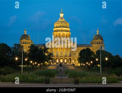 Esterno dello storico palazzo del Campidoglio dello stato dell'Iowa al crepuscolo a Des Moines, Iowa Foto Stock