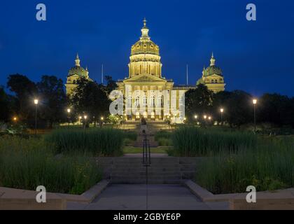 Esterno dello storico palazzo del governo dello stato dell'Iowa di notte a Des Moines, Iowa Foto Stock