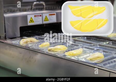 Durian Fruit su vassoio lineare contenitore per alimenti macchina termosaldatrice. Industria alimentare. Foto Stock