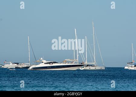 Es Pujols, Formentera, Spagna: 2021 agosto 06: Persone che si godono la spiaggia es Pujols a Formentera, Spagna nell'estate del 2021. Foto Stock