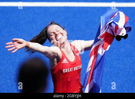 Laura Unsworth della Gran Bretagna celebra la vittoria del bronzo nella medaglia di bronzo femminile allo stadio di hockey Oi il quattordicesimo giorno dei Giochi Olimpici di Tokyo 2020 in Giappone. Data immagine: Venerdì 6 agosto 2021. Foto Stock