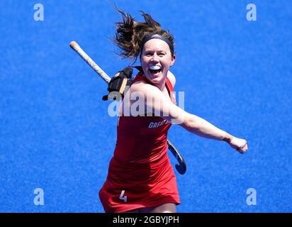 Laura Unsworth della Gran Bretagna celebra la vittoria del bronzo nella medaglia di bronzo femminile allo stadio di hockey Oi il quattordicesimo giorno dei Giochi Olimpici di Tokyo 2020 in Giappone. Data immagine: Venerdì 6 agosto 2021. Foto Stock