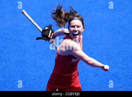 Laura Unsworth della Gran Bretagna celebra la vittoria del bronzo nella medaglia di bronzo femminile allo stadio di hockey Oi il quattordicesimo giorno dei Giochi Olimpici di Tokyo 2020 in Giappone. Data immagine: Venerdì 6 agosto 2021. Foto Stock