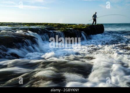 Bella spiaggia con muschio verde nella provincia di Ninh Thuan nel sud del Vietnam Foto Stock