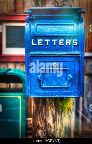 Una casella postale dell'ufficio postale degli Stati Uniti in vecchio stile è appesa a un telefono a Osaka, Giappone. Foto Stock