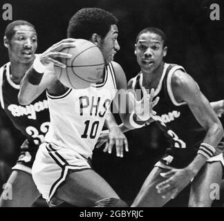 Austin Texas USA, circa 1986: Giocatore di basket dribbles downcourt durante le finali dei tornei di basket dello stato delle scuole superiori ragazzi. ©Bob Daemmrich Foto Stock