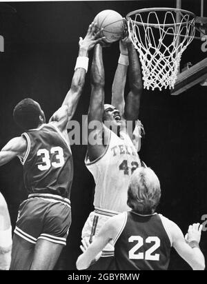 Austin Texas USA, circa 1985: La squadra di pallacanestro maschile della University of Texas gioca nella partita della Southwest Conference contro la University of Arkansas all'Erwin Center. ©Bob Daemmrich Foto Stock