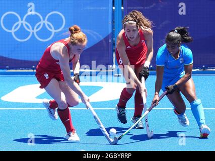 Tokyo, Giappone. 6 agosto 2021. Sarah Louise Jones (L) e Anna-Frances Toman (C) della Gran Bretagna competono con Neha Neha dell'India durante la partita di hockey femminile con la medaglia di bronzo tra Gran Bretagna e India ai Giochi Olimpici di Tokyo 2020 a Tokyo, Giappone, il 6 agosto 2021. Credit: Yang Shiyao/Xinhua/Alamy Live News Foto Stock