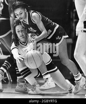 Austin Texas USA, circa 1986: I giocatori di basket lottano per la palla durante le finali del torneo di basket dello stato delle scuole superiori delle ragazze. ©Bob Daemmrich Foto Stock