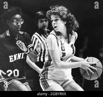 Austin Texas USA, circa 1986: Giocatori che gareggiano al torneo di basket state delle ragazze delle scuole superiori. ©Bob Daemmrich Foto Stock