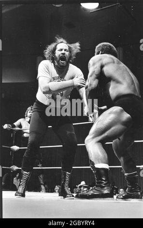 Austin Texas USA, circa 1986:i lottatori professionisti si esibiscono sul ring durante una sosta del tour ad Austin. Ivan Putski, "The Polish Hammer", è sulla destra. Foto Stock