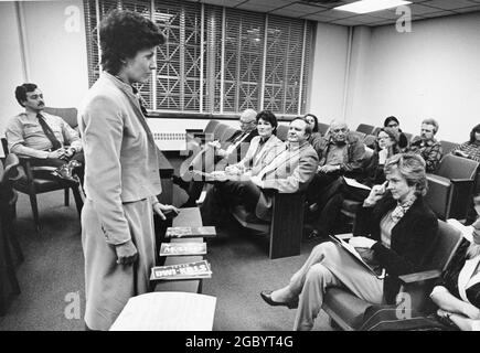 Austin, Texas USA, circa 1991: I membri di Mothers Against Drok Driving (MADD) tengono un incontro al tribunale della contea di Travis per discutere la lotta al consumo di bevande al di sotto dei propri anni. ©Bob Daemmrich Foto Stock