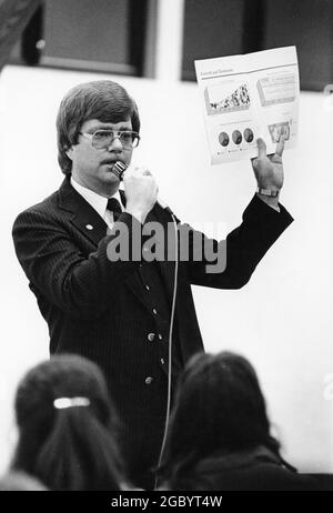 Austin Texas USA, circa 1993: Manager utilizza un microfono mentre dà una presentazione ai dipendenti in una riunione a mani libere. ©Bob Daemmrich Foto Stock