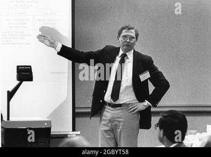 Austin Texas USA, circa 1993: Manager che offre una presentazione ai dipendenti in una riunione a mani libere. ©Bob Daemmrich Foto Stock