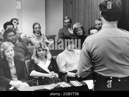 Austin Texas USA, circa 1991: Member of Mothers Against ubriaco Driving (MADD) Ascolta il poliziotto parlare di prevenire il crimine e bere minorenni nella loro comunità,. ©Bob Daemmrich Foto Stock