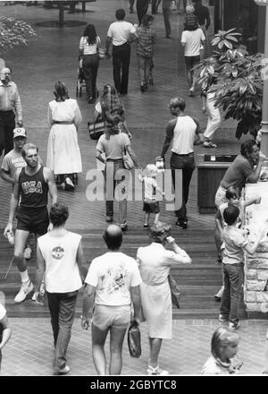 Austin, Texas USA, circa 1990: Una folla di acquirenti vestita casualmente gode l'ambiente climatizzato del centro commerciale al coperto a Natale. ©Bob Daemmrich Foto Stock