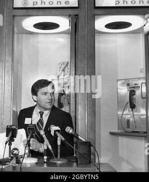 Austin Texas USA, 1989: Texas state Sen. Chet Edwards, un democratico di Waco, tiene una conferenza stampa in uno stand telefonico presso il Campidoglio del Texas. ©Bob Daemmrich Foto Stock