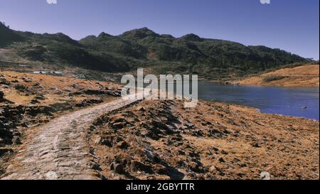 Il sentiero polveroso sta andando verso il bellissimo lago PT tso, Tawang, Arunachal Pradesh nel nord-est dell'india Foto Stock