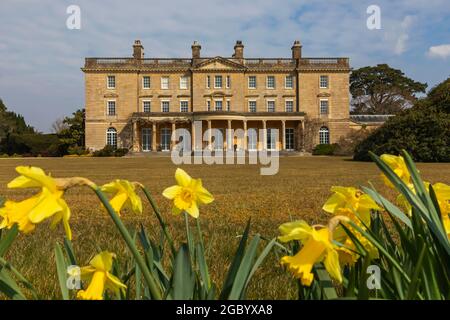 Inghilterra, Hampshire, New Forest, Exbury Gardens, Exbury House in primavera Foto Stock