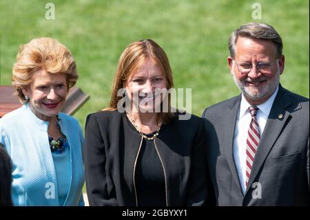 Washington, Stati Uniti, 05 agosto 2021. 5 agosto 2021 - Washington, DC, Stati Uniti: Il senatore statunitense Debbie Stabenow (D-MI), Mary barra, Presidente e Chief Executive Officer, General Motors e il senatore statunitense Gary Peters (D-MI) in occasione di un evento in cui il presidente ha firmato un ordine esecutivo per promuovere auto e camion puliti americani. (Foto di Michael Brochstein/Sipa USA) Credit: Sipa USA/Alamy Live News Foto Stock