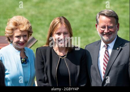 Washington, DC, Stati Uniti. 5 agosto 2021. 5 agosto 2021 - Washington, DC, Stati Uniti: Il senatore statunitense DEBBIE STABENOW (D-MI), MARY BARRA, Presidente e Chief Executive Officer, General Motors, e il senatore statunitense GARY PETERS (D-MI) in occasione di un evento in cui il presidente ha firmato un ordine esecutivo per promuovere auto e camion puliti americani. (Credit Image: © Michael Brochstein/ZUMA Press Wire) Foto Stock