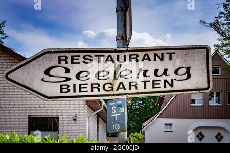 BIELEFELD, GERMANIA. 20 GIUGNO 2021. Parco Loheide. Arrugginito Road puntatore ristorante Seekrug biergarten cartello Foto Stock