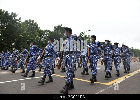 Kolkata, India. 05 agosto 2021. Partecipanti in uniforme militare completa durante le prove di parata. L'India lancerà celebrazioni di un anno dall'agosto 2021 per commemorare i 75 anni di indipendenza. La prova parata è già iniziata dal dipartimento di polizia secondo il programma previsto dal governo del Bengala Occidentale. Il governo del Bengala occidentale ha deciso di osservare questa giornata di buon auspicio, mantenendo norme rigorose, in quanto la situazione pandemica del Covid19 è ancora attiva e vi è un allarme della terza ondata. (Foto di Sukhomoy Sen/Pacific Press/Sipa USA) Credit: Sipa USA/Alamy Live News Foto Stock