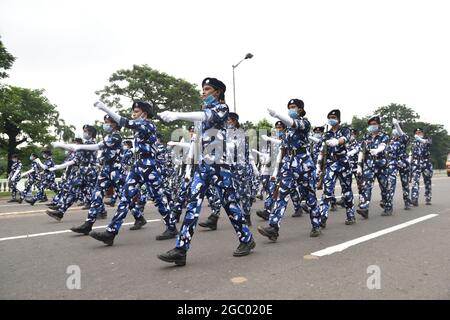 Kolkata, India. 05 agosto 2021. Partecipanti in uniforme militare completa durante le prove di parata. L'India lancerà celebrazioni di un anno dall'agosto 2021 per commemorare i 75 anni di indipendenza. La prova parata è già iniziata dal dipartimento di polizia secondo il programma previsto dal governo del Bengala Occidentale. Il governo del Bengala occidentale ha deciso di osservare questa giornata di buon auspicio, mantenendo norme rigorose, in quanto la situazione pandemica del Covid19 è ancora attiva e vi è un allarme della terza ondata. (Foto di Sukhomoy Sen/Pacific Press/Sipa USA) Credit: Sipa USA/Alamy Live News Foto Stock